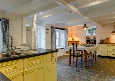 The kitchen & dining area at Hart Cottage, Polruan