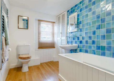 The bathroom at Hart Cottage, Polruan