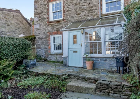 The enclosed patio garden & alfresco dining area at Hart Cottage, Polruan