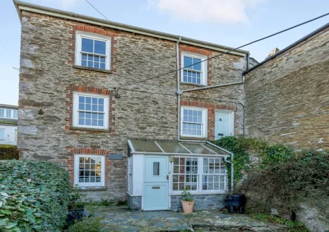 The enclosed patio garden & alfresco dining area at Hart Cottage, Polruan