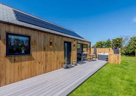 The decked patio, outdoor sitting area, hot tub & garden at Hartnolls Lodge, Woolacombe