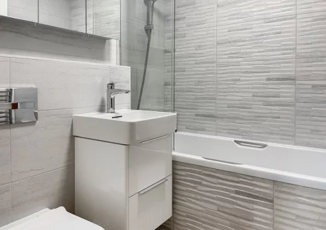 The bathroom at Harvest Cottage, Padstow