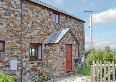Harvest Cottage is a pet-friendly semi-detached holiday home in a peaceful countryside setting