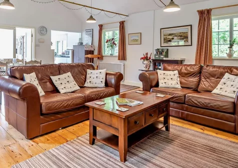 Haytor Vale Lodge, Haytor is a charming one-level retreat nestled at the base of Dartmoor, featuring authentic period character, an enclosed garden, and wonderful direct access to magnificent moorland walks and nearby attractions and activities.