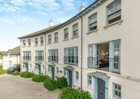 Headland Houseis a beautifully located, spacious property with enclosed garden & breath-taking uninterrupted ocean views
