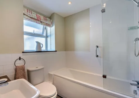 The bathroom at Heanton Cottage, Braunton