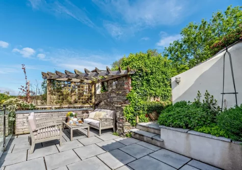 The raised patio & outdoor sitting area at Heanton Cottage, Braunton