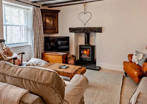 Heanton Cottage, Braunton is a charming village retreat featuring a magnificent inglenook fireplace, dual vine-covered patios, and with perfect access to North Devon's award-winning beaches including Woolacombe and surfing adventures.