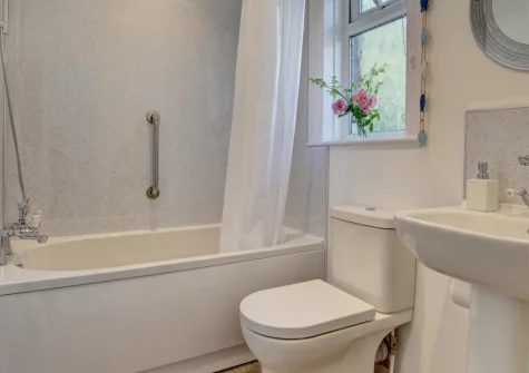 The ground floor bathroom at Heather Lea, Woolacombe