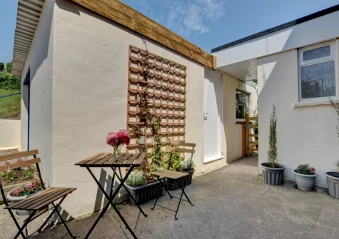 The outdoor sitting area at Heather Lea, Woolacombe
