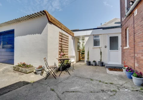 The outdoor sitting area at Heather Lea, Woolacombe