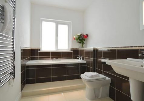 The bathroom at Heatherbank, St Agnes
