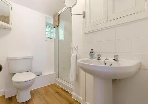 The shower room at Heatherbell, St Agnes