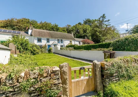 Heatherbell is a stunning thatched cottage just footsteps away from Trevaunance Cove