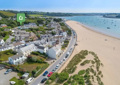 Heathersett is in the heart of the pretty village of Instow, with waterfront cafes, restaurants & a sandy beach just steps away