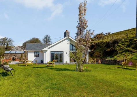 The alfresco dining area & garden at Heddon's View, Trentishoe