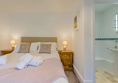 Bedroom #5 & en-suite shower room at Helebridge House, Marhamchurch