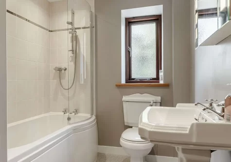 The bathroom at Heritage Cottage, Bokiddick
