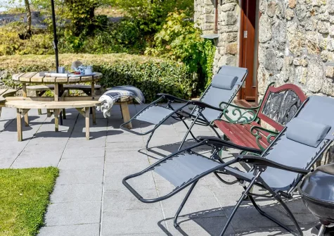 The patio, alfresco dining & outdoor sitting area at Heritage Cottage, Bokiddick