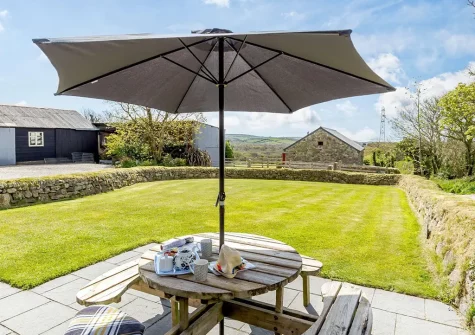 The patio, alfresco dining area & garden at Heritage Cottage, Bokiddick