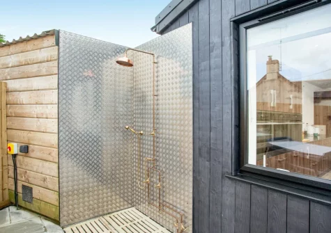 The outdoor shower at Hernmargh Skiber, Box's Shop