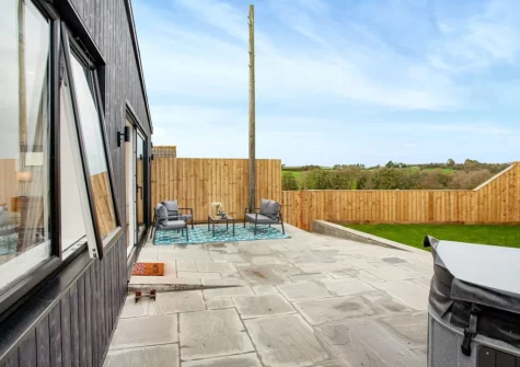 The patio, outdoor sitting area & hot tub at Hernmargh Skiber, Box's Shop