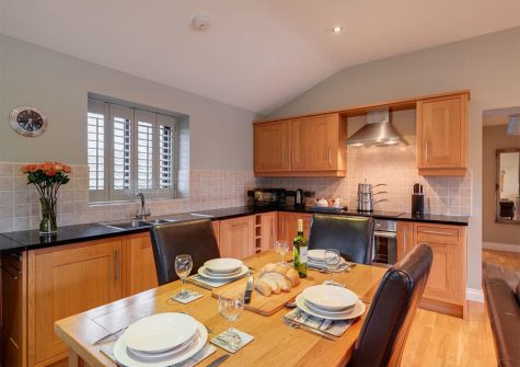 The open-plan kitchen & dining area at Heron Lodge, South View Lodges, Shillingford St George