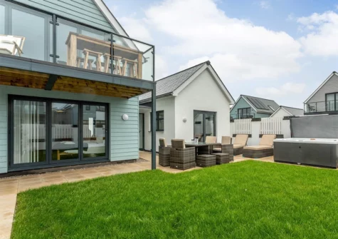 The patio, alfresco dining area, hot tub & garden at Hey Ho!, Northam