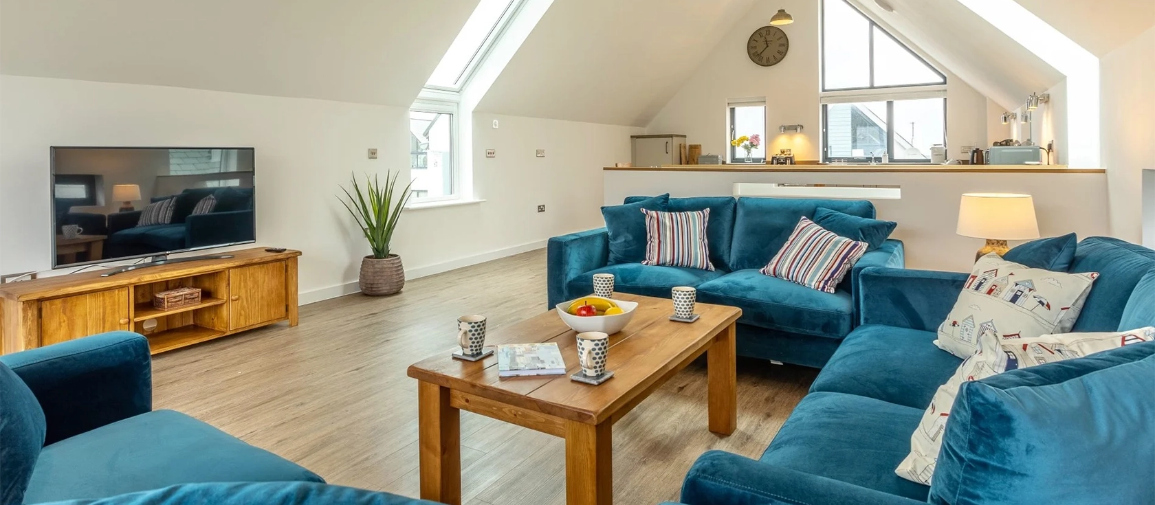 Hey Ho!, Northam is a charming 4-bedroom apartment in Ilfracombe, ideal for families, featuring a cosy living area, private garden, and close to beaches. This stylish retreat with a private hot tub is within walking distance to the village amenities.