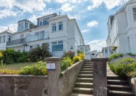 Heyl Sound provides a luxurious base for a large group of family or friends to enjoy the delights of Padstow