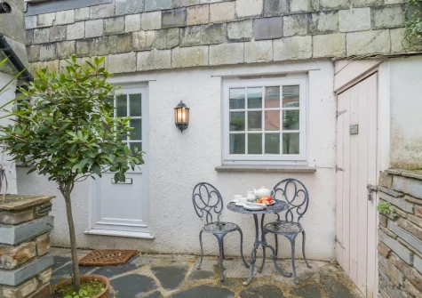 The shared courtyard & outdoor sitting area at Hideaway Cottage, Padstow