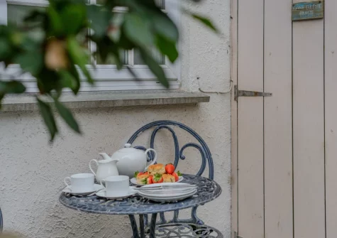 The shared courtyard & outdoor sitting area at Hideaway Cottage, Padstow