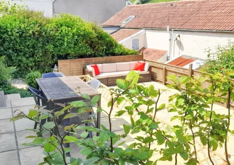 The patio garden, alfresco dining & outdoor sitting area at High Tide, Combe Martin