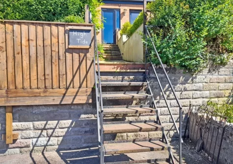 High Tide is a well presented two bedroom apartment, just 350 metres to two local beaches