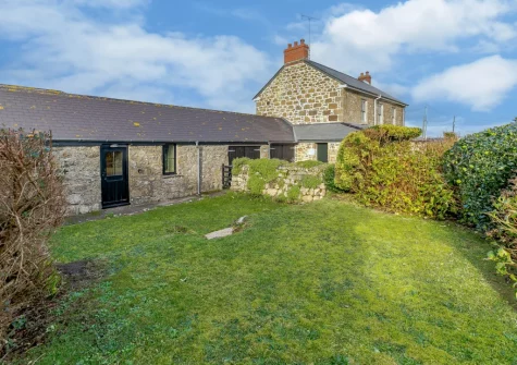 Highcliff Cottage is quiet & private; warm & cosy in winter and light & airy for summer