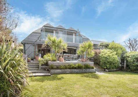 The patio & well manicured mature garden at Higher Close, Mawgan Porth
