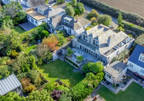 Higher Close is a contemporary & spacious beachside home with 4 large en-suite bedrooms, sun terrace, mature garden &  detached games room