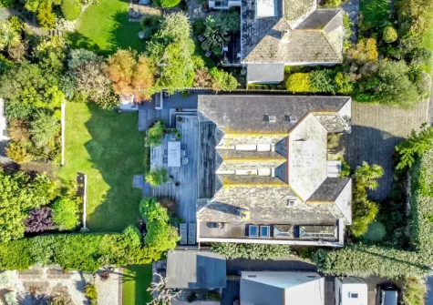 Higher Close is a contemporary & spacious beachside home with 4 large en-suite bedrooms, sun terrace, mature garden &  detached games room