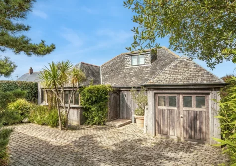 Higher Close is a contemporary & spacious beachside home in Mawgan Porth