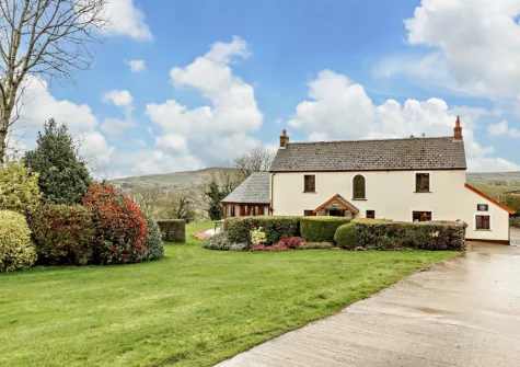 Higher Hodges Farmhouse is superbly situated in an elevated position on a sheep farm with fabulous countryside views