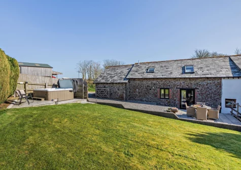 The hot tub, patio, alfresco dining area & garden at Higher Hopworthy Cottage, Pyworthy