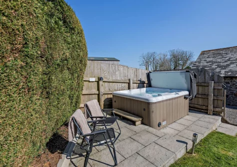 The hot tub, patio & garden at Higher Hopworthy Cottage, Pyworthy