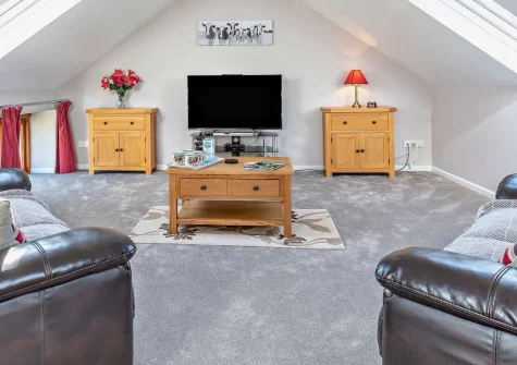 Higher Hopworthy Cottage, Pyworthy is a beautifully converted barn on a working farm, featuring your ownprivate hot tub, peaceful rural setting, and easy access to both Devon's countryside attractions and Cornwall's stunning coastline.