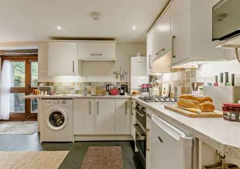 The kitchen at Higher Manor Garden Apartment, Cudlipptown
