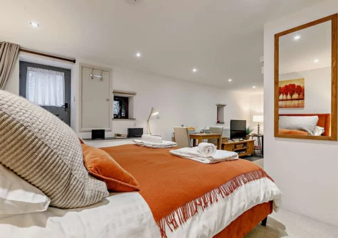 The bedroom at Higher Manor Garden Apartment, Cudlipptown