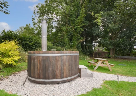 The garden & hot tub at Higher Treliver Farmhouse, St Wenn