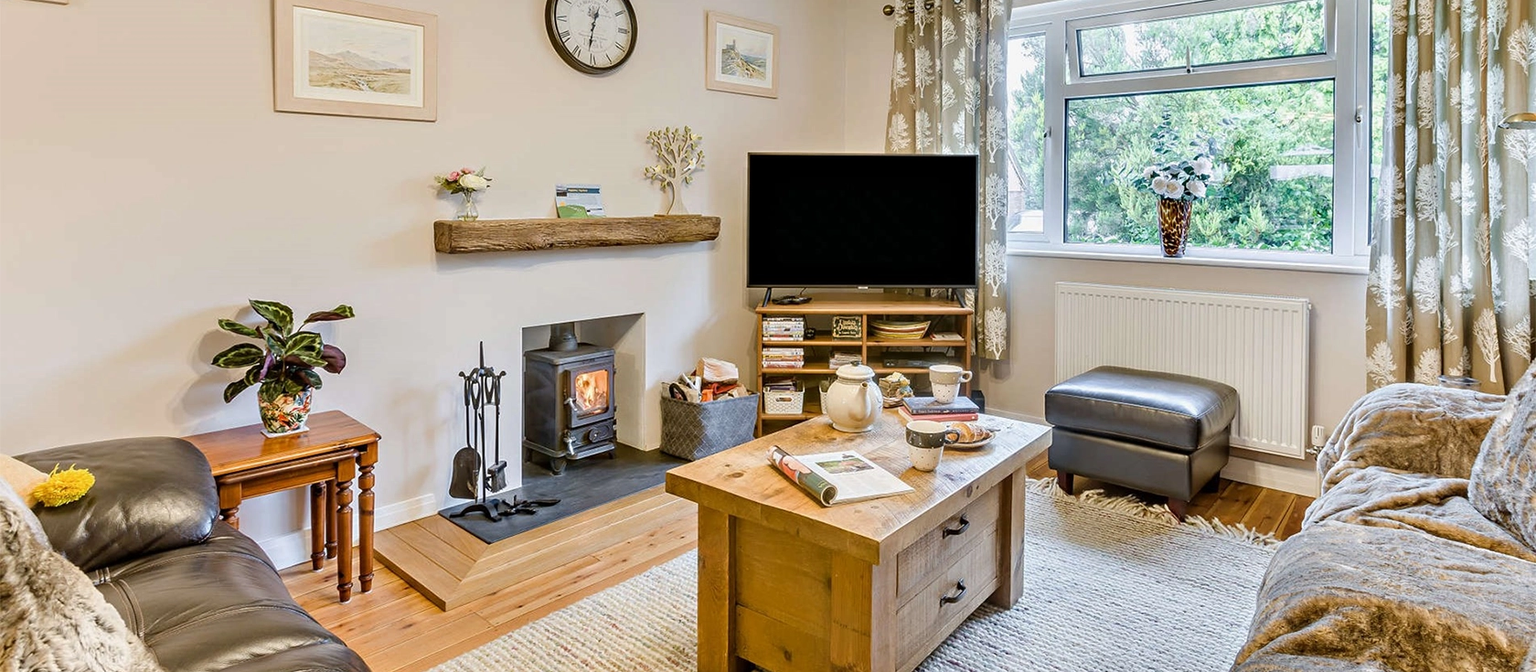 Highfield, Topsham is a tranquil 3-bedroom bungalow nestled between Exeter and Exmouth, perfect for a family seaside holiday. Close to town, it offers easy access to bespoke shops and boutiques and scenic cycle paths and walks along the Exe Estuary.