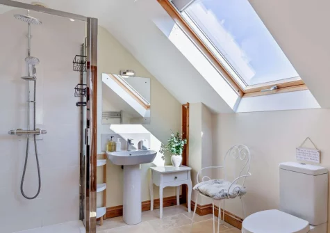Bedroom #1 en-suite bathroom at Highford Barn, Higher Clovelly