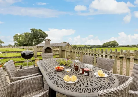 The patio, barbecue & alfresco dining area at Highland Barn, Launceston