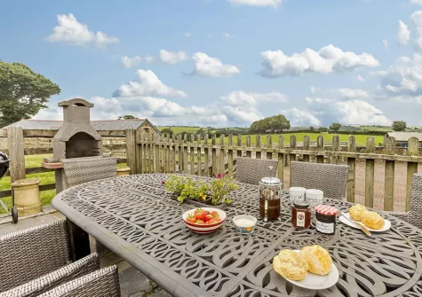 The patio, barbecue & alfresco dining area at Highland Barn, Launceston